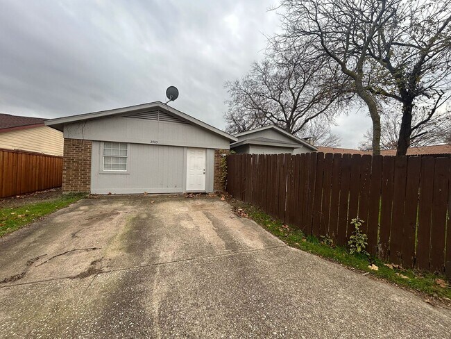 Building Photo - 2905 Spring Brook Dr