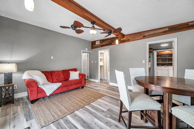 Building Photo - Fully Furnished Pool Home | Flexible Lease...