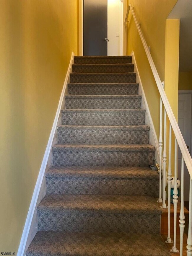 Building Photo - 113 Hawthorne Ave