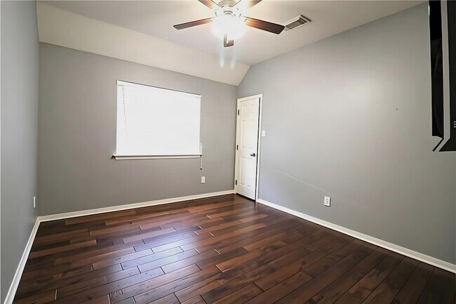 Building Photo - 1423 Greenway Village Dr