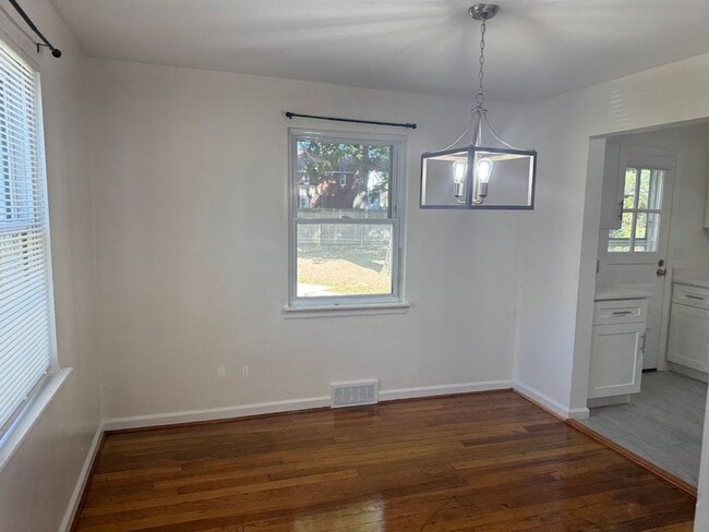 Building Photo - Completely Updated, Open , Quiet House in Oakmont!