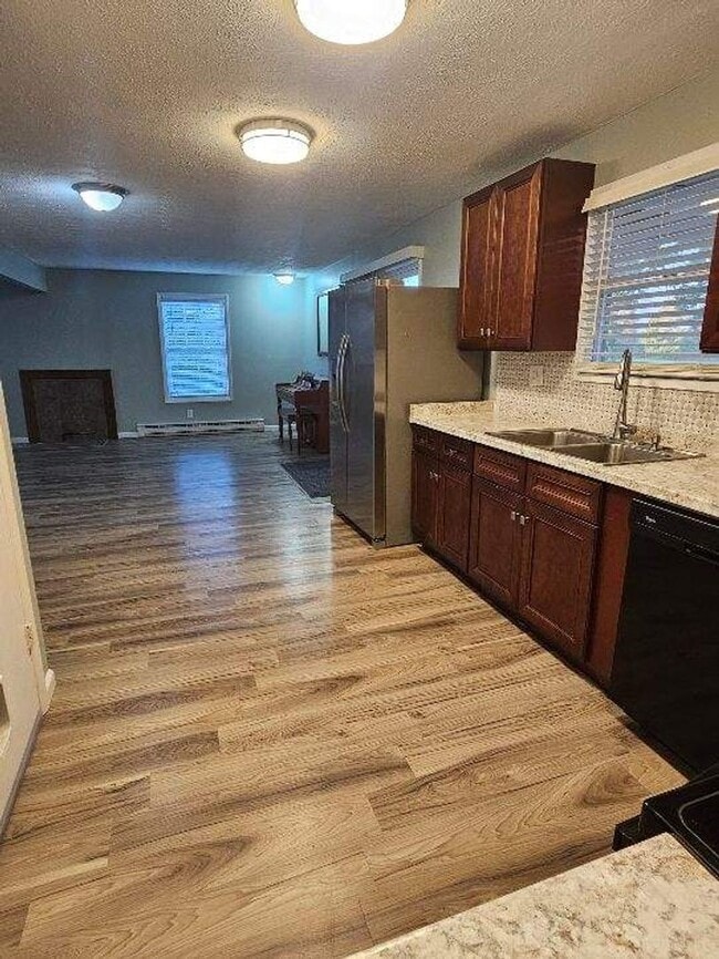 Building Photo - Spacious 3 Bedroom Single Family Home Bloomfield $2100