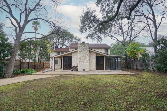 Building Photo - Luxury 4-Bedroom Home with 3,400+ Sq Ft in Prime San Antonio Location