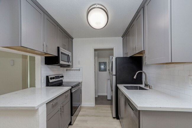 Building Photo - 845 Woodside Way