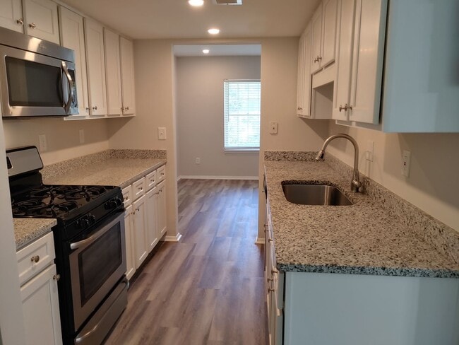 Building Photo - Charming 3 Bdrm/2 Bath Townhome - Available Now!