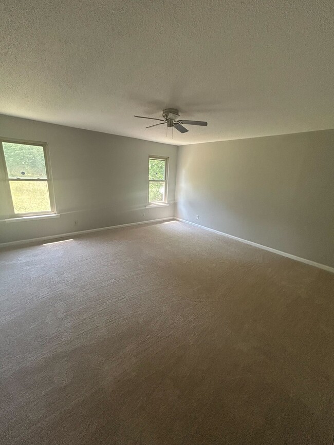 Building Photo - 713 Amity Ln