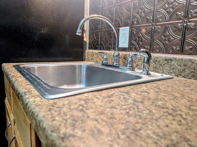 Building Photo - Spacious 1BR Condo – Pool Access & Utilities