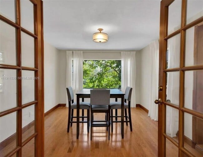 Building Photo - 118 E 3rd Ct