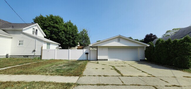 Building Photo - 703 Hopkins St