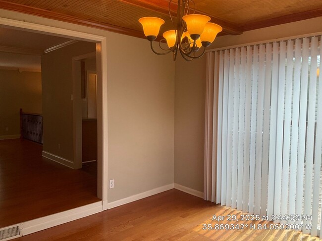 Building Photo - 3 Bedroom / 2.5 Bath House Available Now