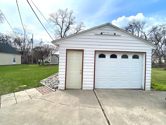 Building Photo - 3 Bedroom Near NDSU!!