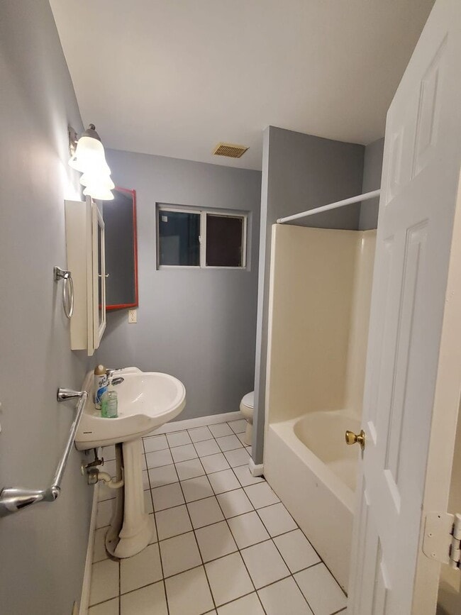 Building Photo - 3 bed 1 bath