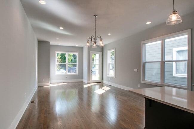 Building Photo - Stunner in the Arts District