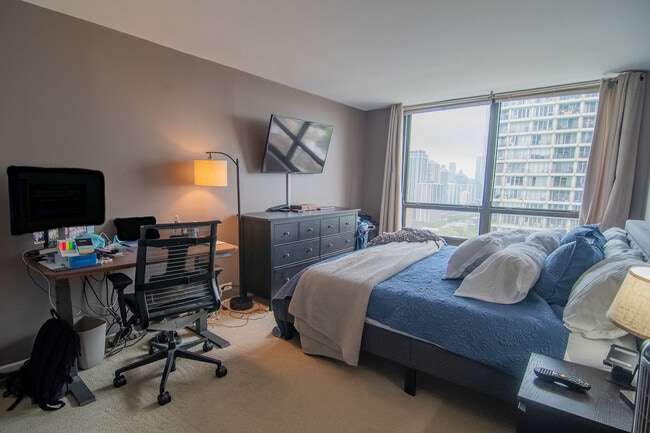 Building Photo - 2020 N Lincoln Park W
