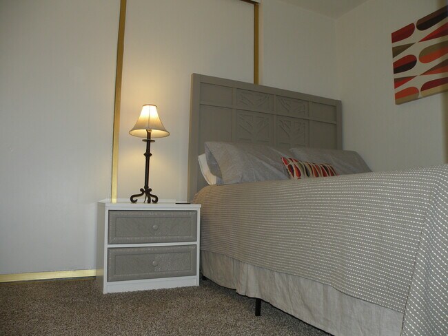 2nd rm Queen bed - 5300 E Waverly Dr