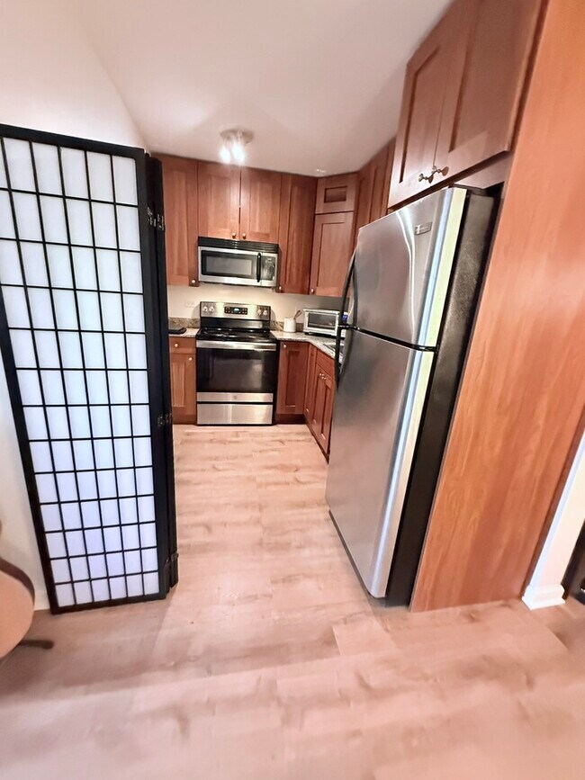 Building Photo - 3033 N Sheridan Rd