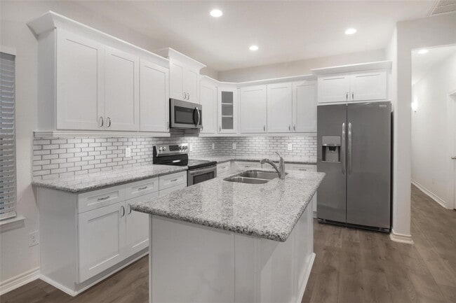 Building Photo - 16980 W Ivanhoe St