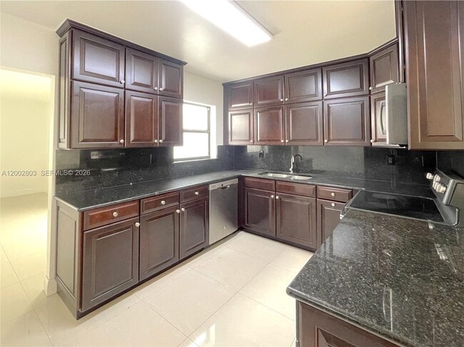 Building Photo - 1005 SW 88th Ct