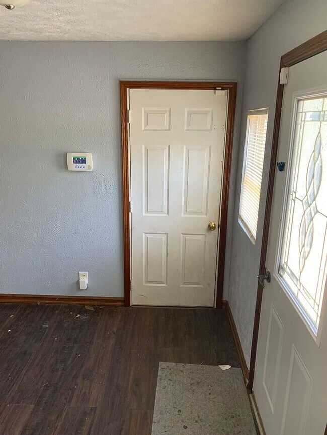 Building Photo - Monthly Rent Reduded! Mishawaka 4 bedroom with a Primary suite and 2 car garage on a large lot