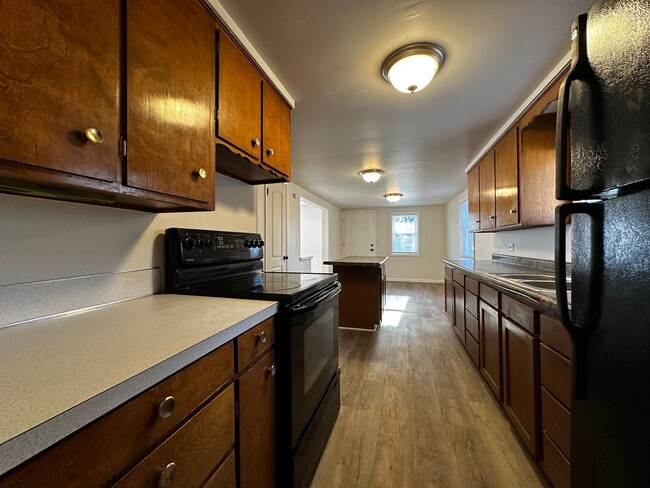 Building Photo - Recently Renovated 3 Bedroom 1 Bath Single...