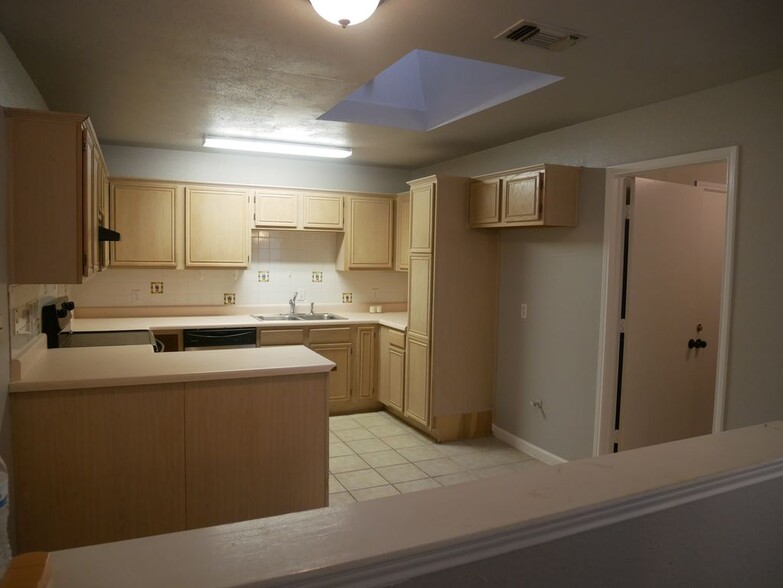 Kitchen &amp; Breakfast Nook - 5905 James River Dr