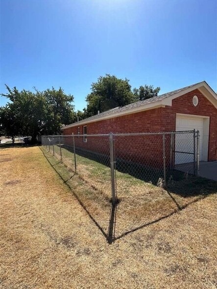 Building Photo - 1202 SW 25th St