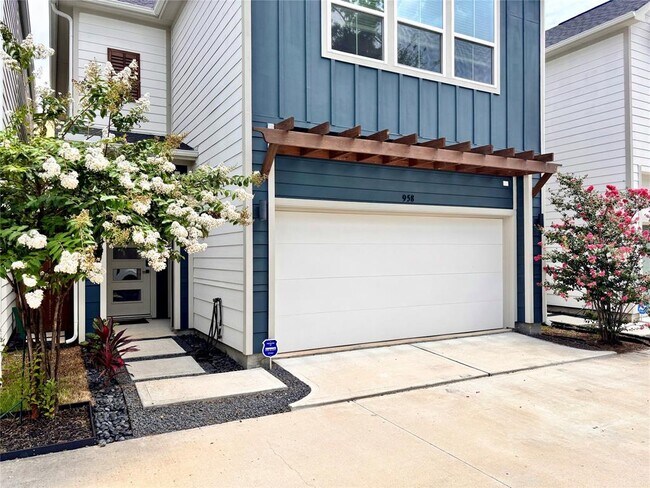 Building Photo - 958 Highland Sound Ln