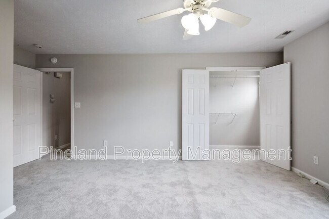 Building Photo - 320 Roundtree Dr