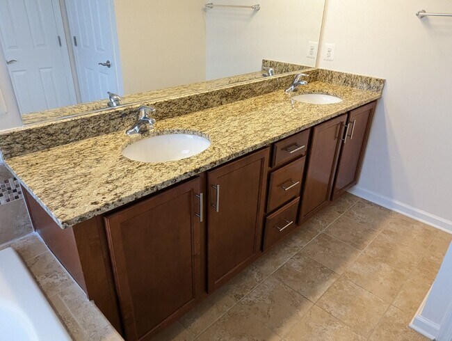Building Photo - Gorgeous 3 level townhouse in North Potoma...