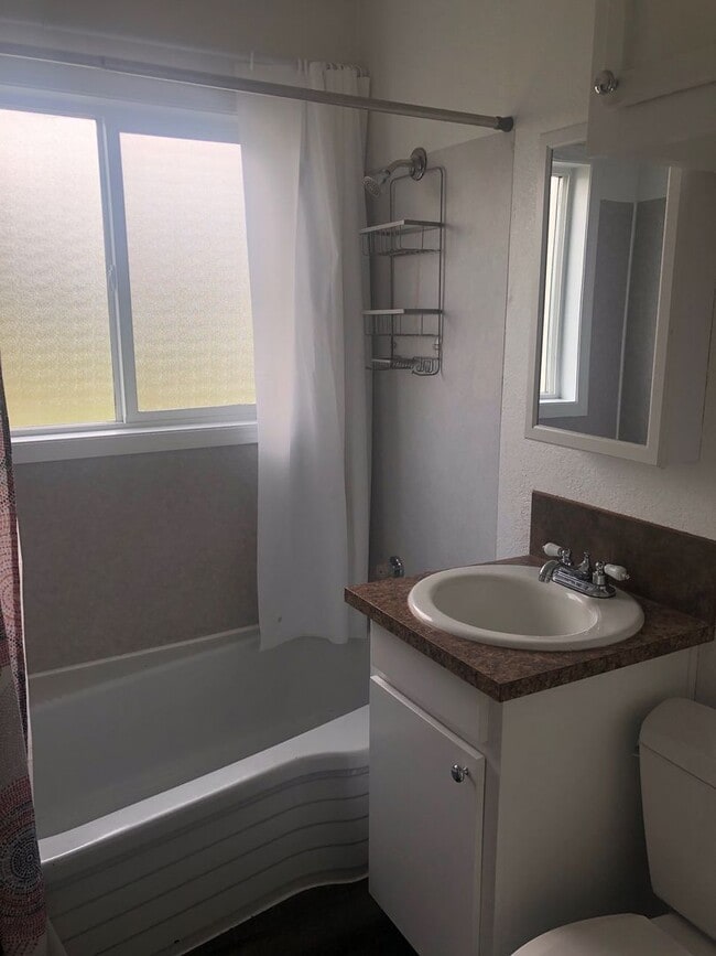 Building Photo - 3-Bedroom 1-Bath (A/C) Private Back Yard - Garage $1,875 (Albany)