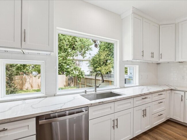 Building Photo - 915 E 37th St