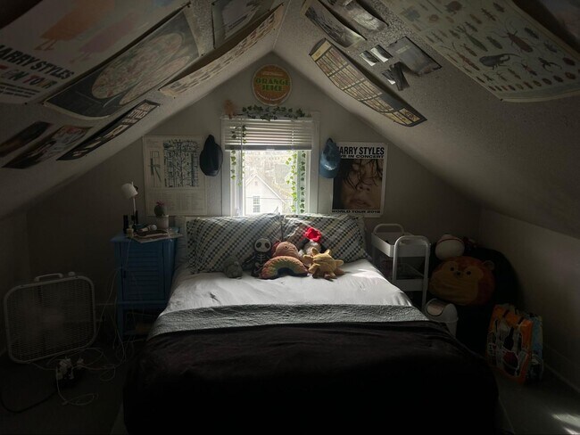 Building Photo - PRELEASE: Spacious 6+ bdrm/2 bath in York Neighborhood