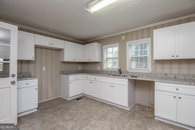 Building Photo - 6394 Waikiki Way