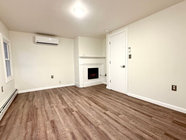 Building Photo - Walk to the Waterfront!|2BR Single-Family with Private Yard!