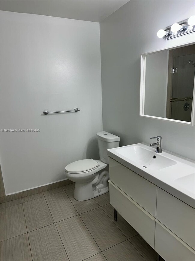 Building Photo - 20605 NE 9th Ct