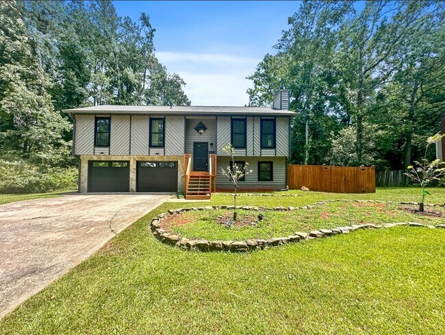 Primary Photo - Beautiful 4-Bedroom Home with Modern Ameni...