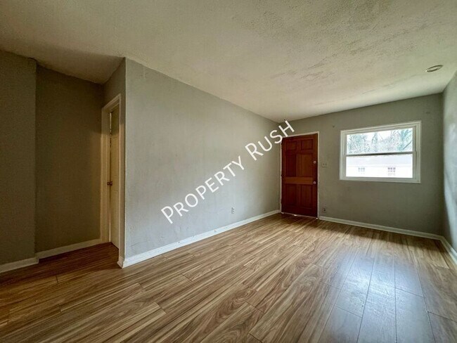 Building Photo - 708 W 47th St