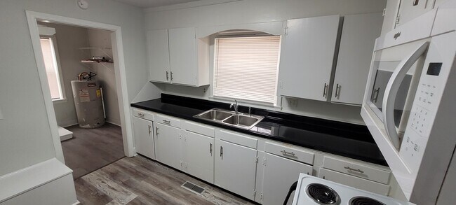 Building Photo - 3008 Peebles Dr