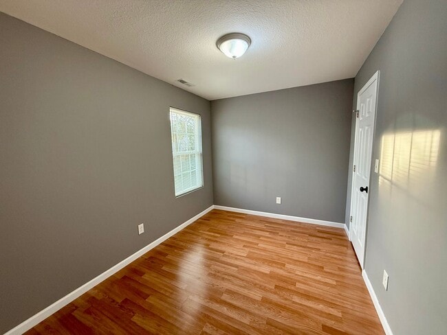 Building Photo - Lenoir City 37771 - Duplex, 2 bedroom, 1 bath unit - Contact Chad Weeks 865-567-6193