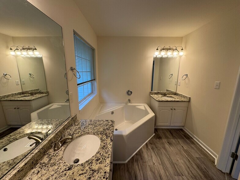 Building Photo - 6610 Cedar Cliff Dr