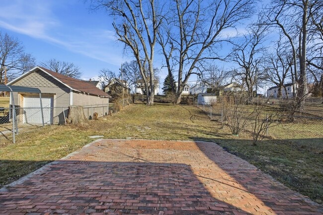 Building Photo - Move-In Ready 2 Bedroom Home with Basement Garage