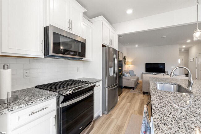 Building Photo - 127 Shallons Dr