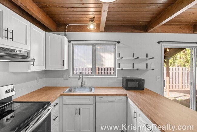 Building Photo - Charming 3 Bedroom | 2 Bathroom Duplex | Private Backyard | Near Washington Square Mall