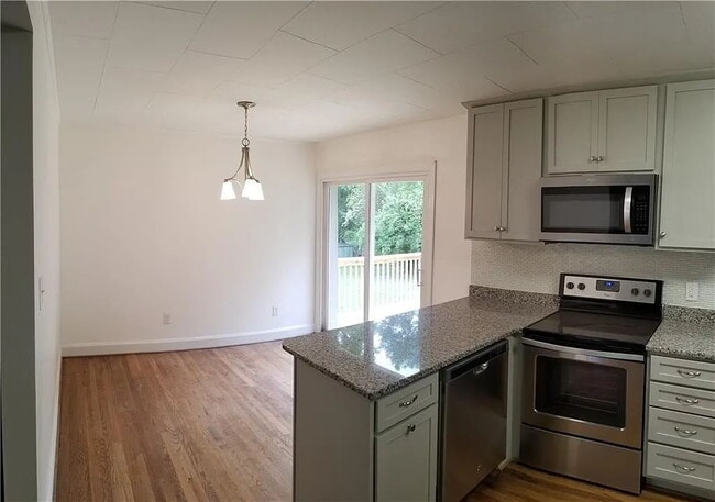 Building Photo - 3 Bedroom Renovated Ranch Style Home in Seneca - REDUCED