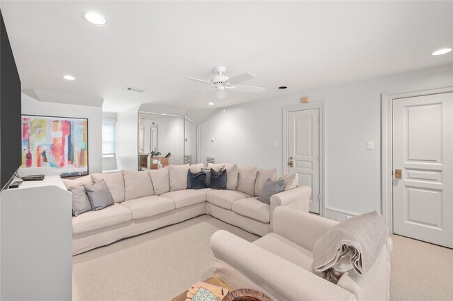 Building Photo - 1235 Wynden Oaks Garden Dr