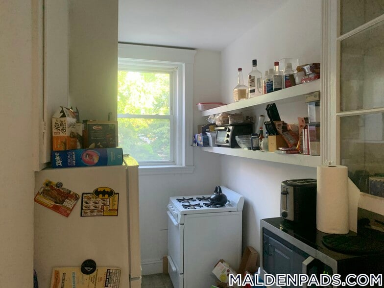 Building Photo - 170 Maple St