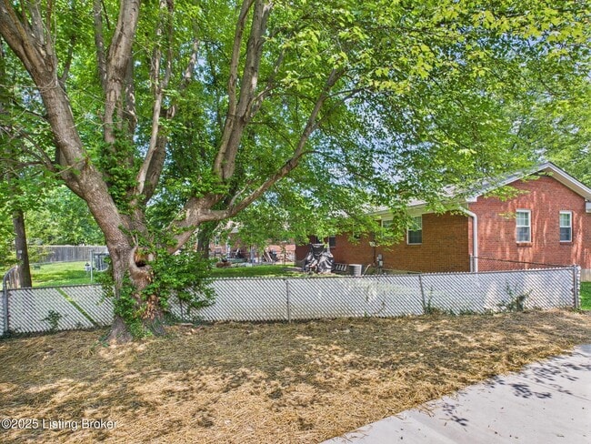 Building Photo - 207 Greenlawn Dr