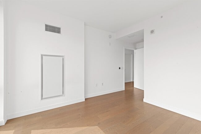 Building Photo - 75 Park Ln S