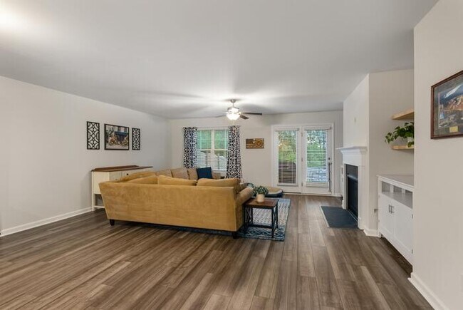 Building Photo - Newer home with Community Pool!