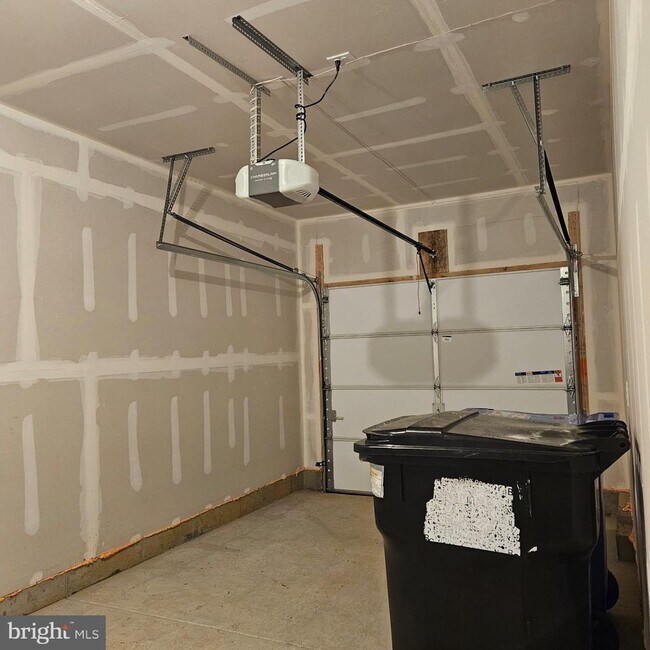 Building Photo - 12 Eleanor Ln